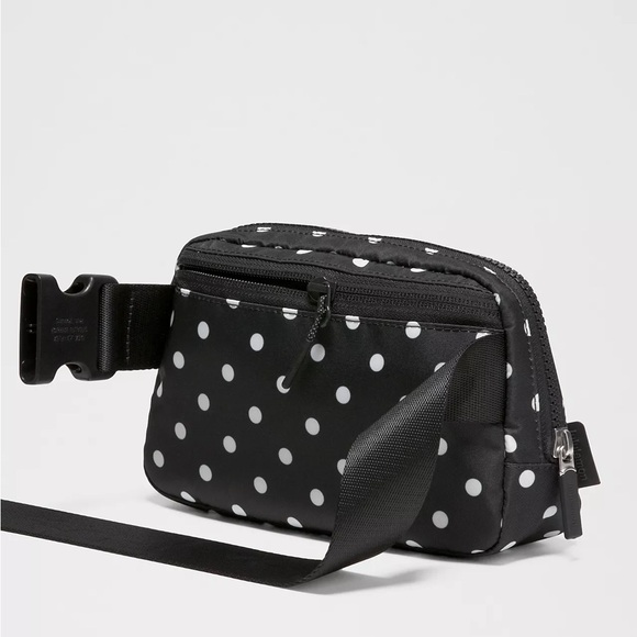 Lululemon Everywhere Belt Bag 1L- Simple Polka White Black/Black - Picture 4 of 6